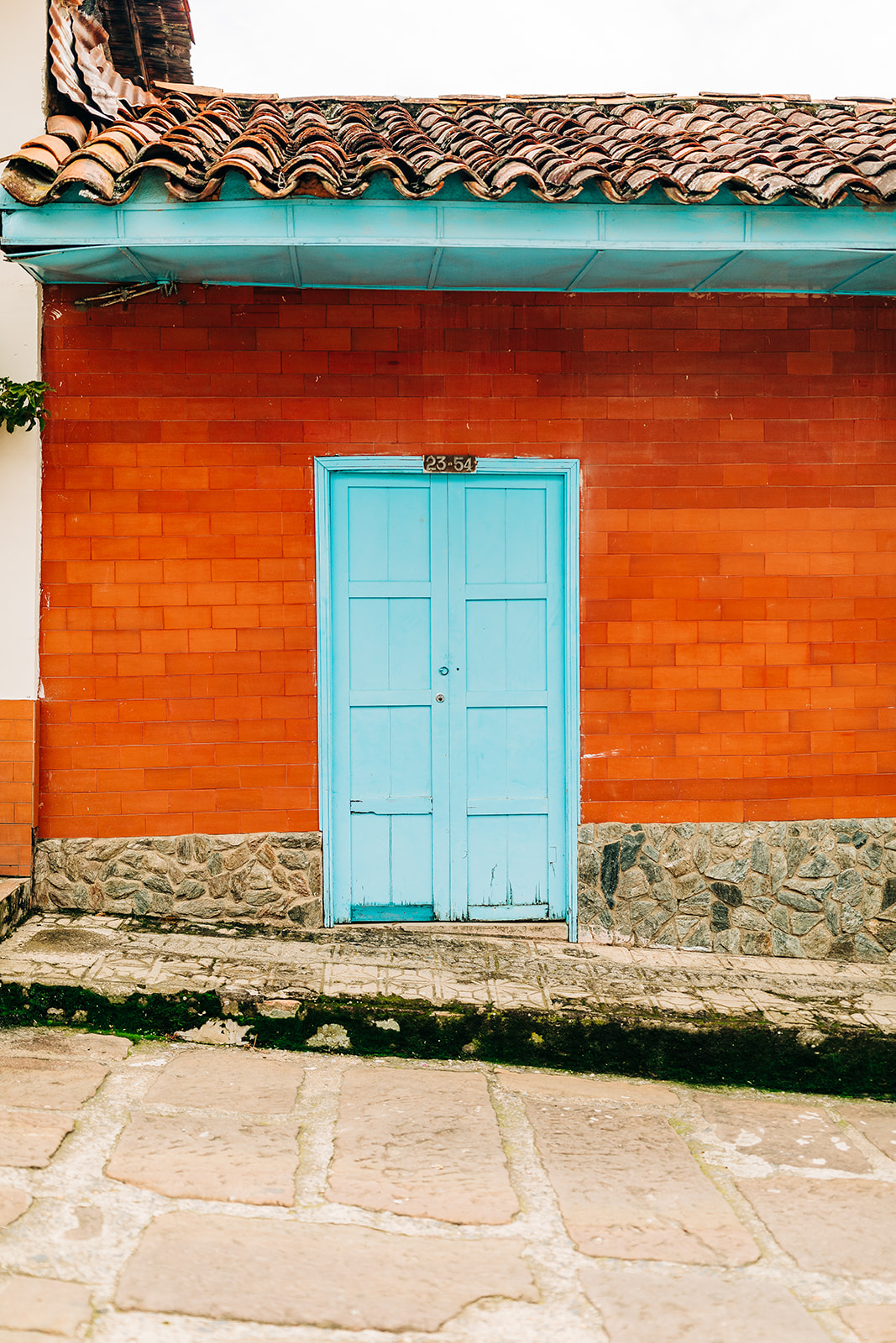 colorful door in Colombia | photo by ali campbell photography