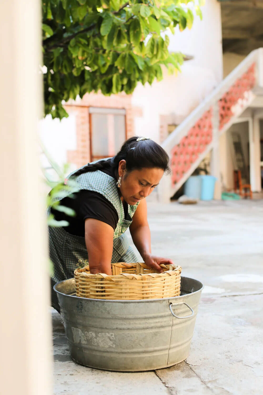 woman dyeing yarn for Matiz Mexican wool rugs