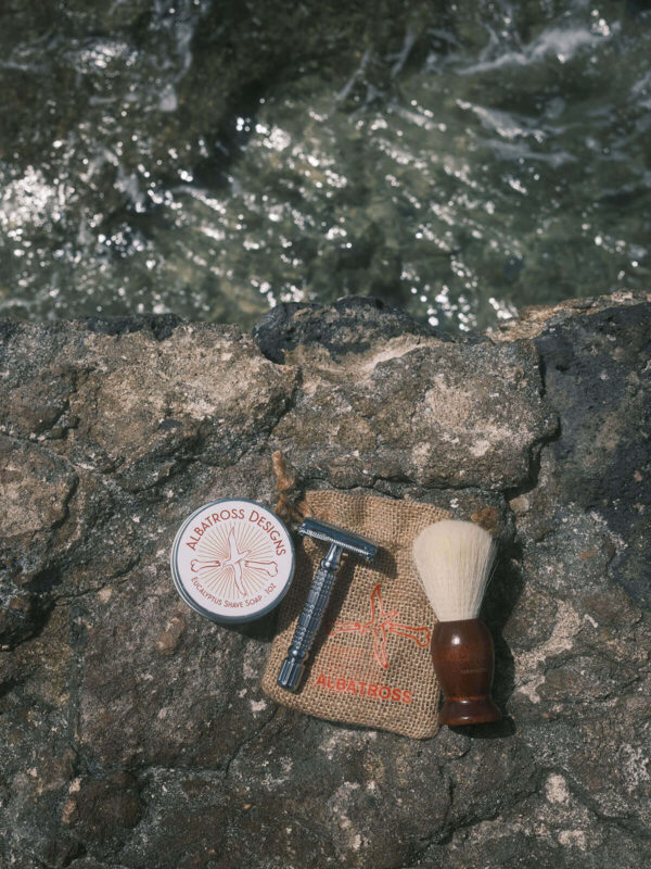 Albatross safety razors in water