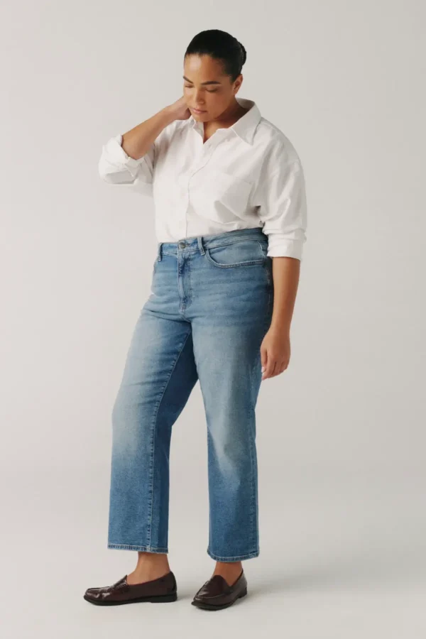 plus size inclusive sustainably made denim by warp + weft for article on brands like everlane